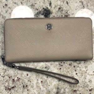 Tory Burch wallet / wristlet Great Shape!